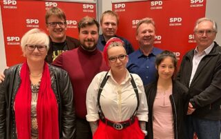 neue Vorstandsmitglieder vor zwei SPD Roll-Ups