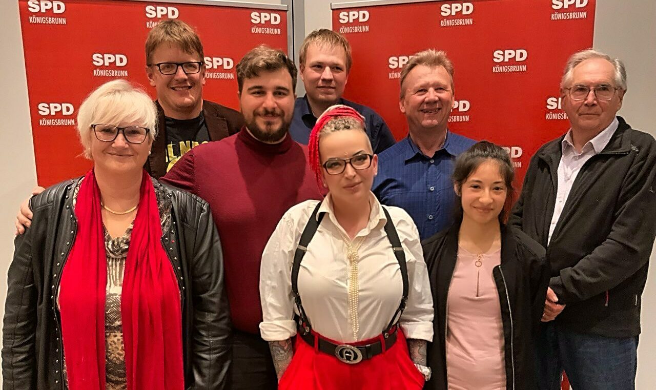 neue Vorstandsmitglieder vor zwei SPD Roll-Ups